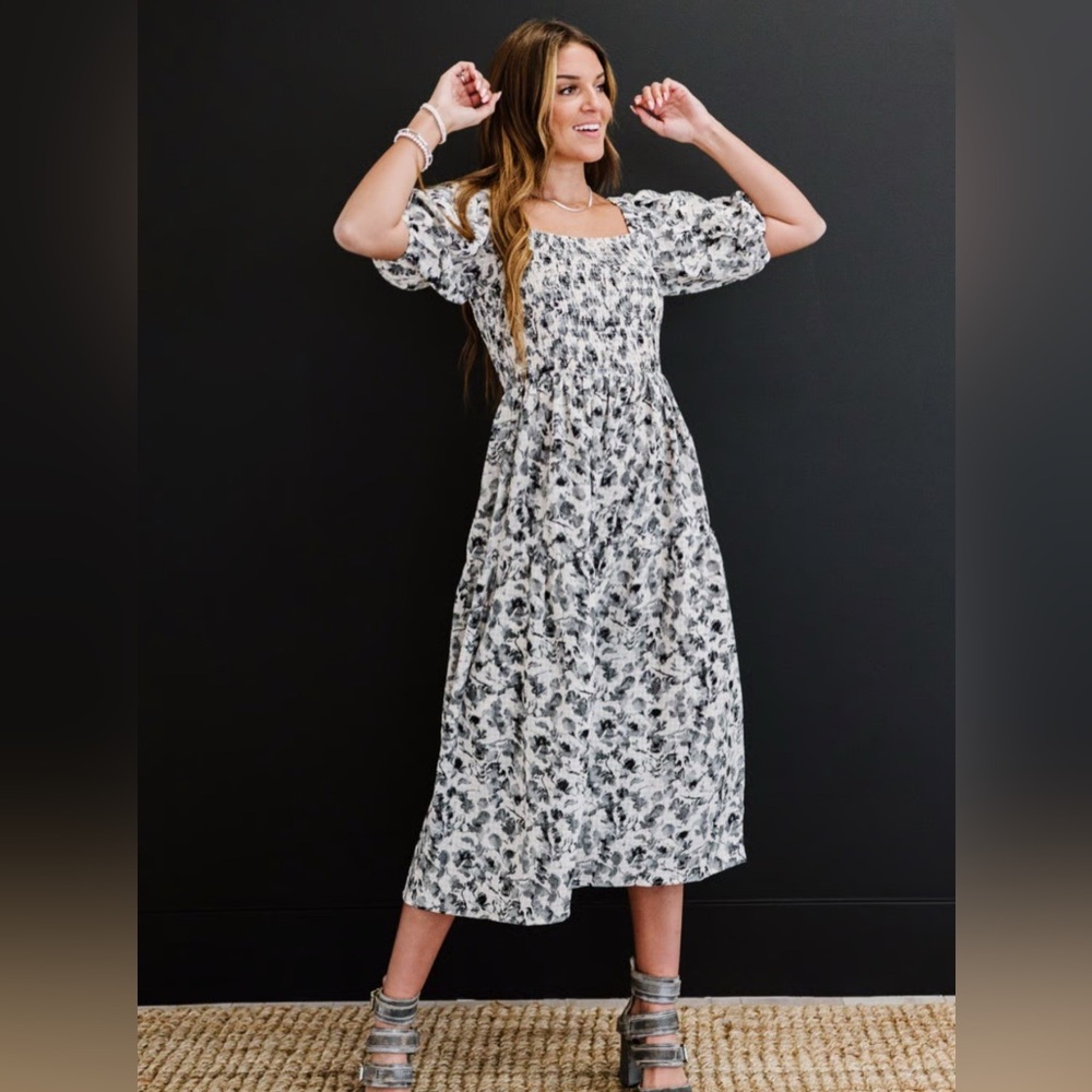 Oddi Women’s Puff Sleeve Smocked Tiered Midi Dress in Blue & White Floral XL - Picture 1 of 8